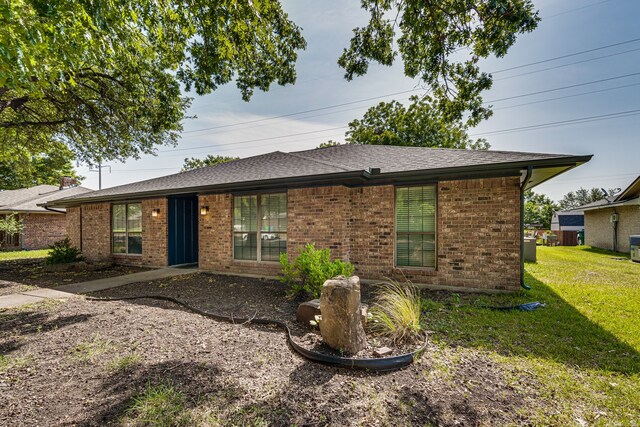 305 Santa Fe Trl, Waxahachie, TX 75165 - ranch-style house featuring brick siding, a front lawn, and a shingled roof