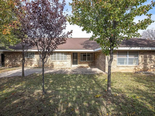 view of front facade featuring a patio area and a front lawn