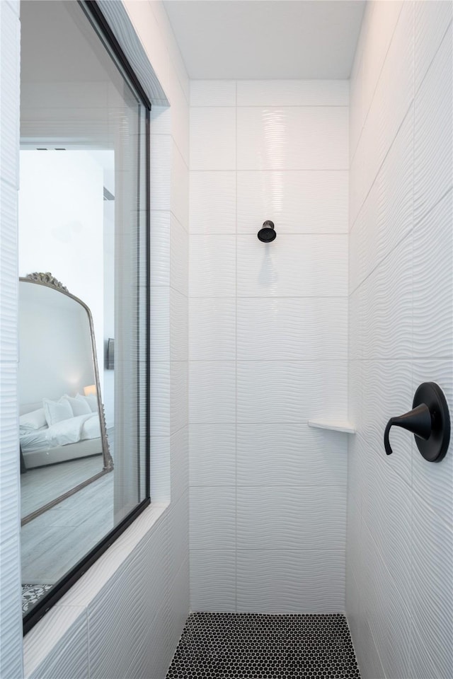 bathroom featuring tiled shower