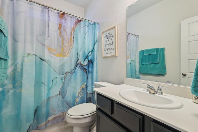 bathroom with a shower with curtain, vanity, and toilet