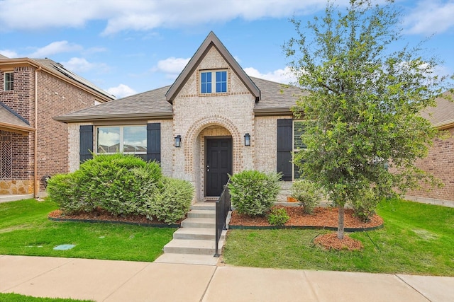 view of front of property featuring a front lawn