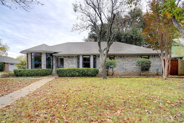 ranch-style home featuring a front lawn