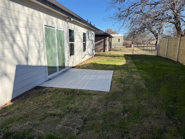 view of yard featuring a patio