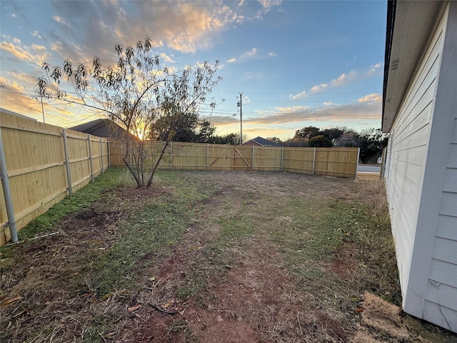 view of yard at dusk