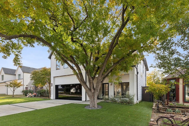 view of front of property featuring a front lawn