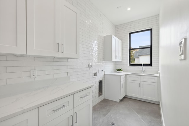 bathroom featuring sink and tasteful backsplash