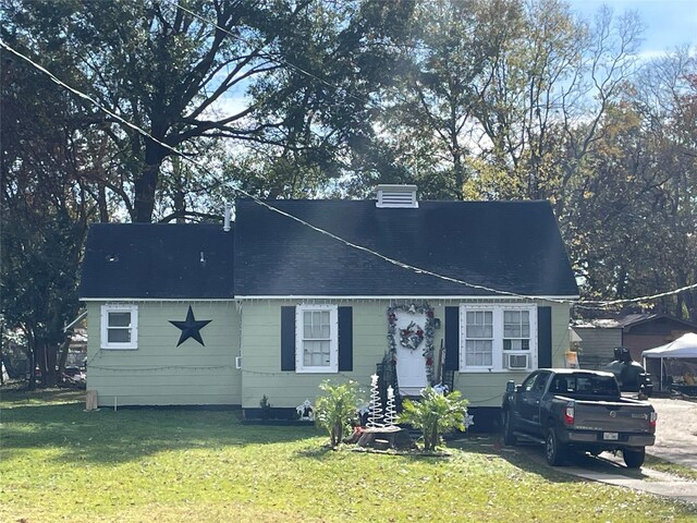 view of front of property with a front lawn