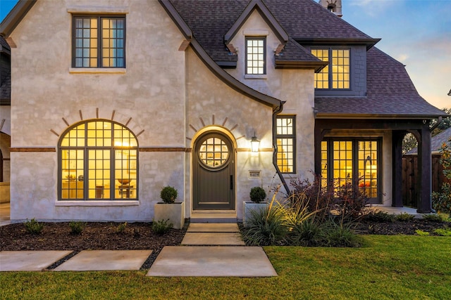 view of front of home featuring a yard