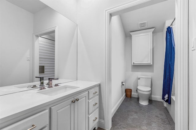 full bathroom with shower / bath combination with curtain, vanity, and toilet