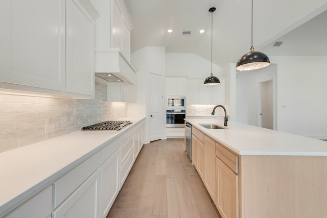 912 Shady Oaks Dr, Rockwall, TX 75087 - kitchen with appliances with stainless steel finishes, light wood-type flooring, tasteful backsplash, lofted ceiling, and light countertops