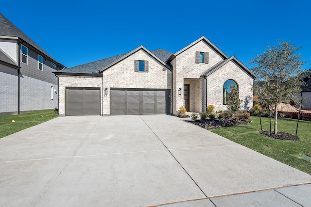 view of front of home featuring a front yard