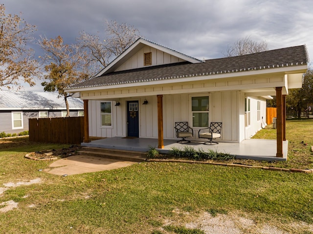 view of front facade with a front yard and covered porch