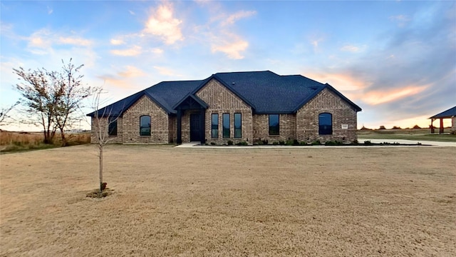 view of front of house featuring a lawn