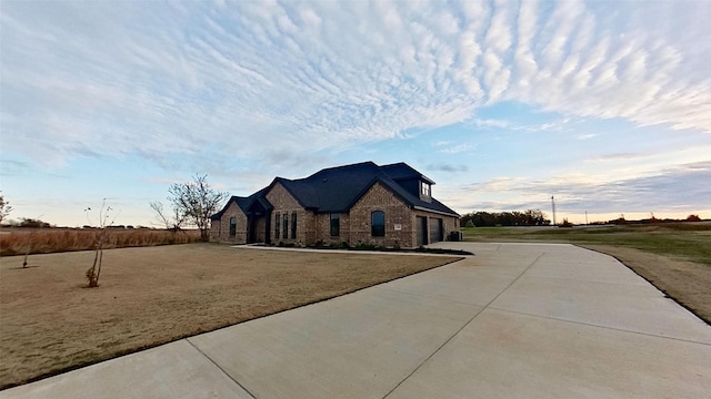 view of front facade featuring a yard and a garage