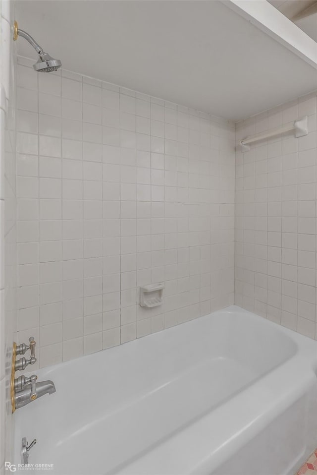 bathroom with tiled shower / bath