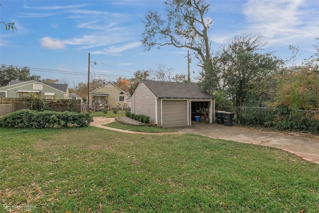 view of yard with an outdoor structure