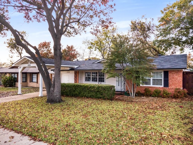 ranch-style house featuring a front yard