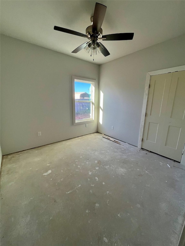 unfurnished bedroom featuring ceiling fan