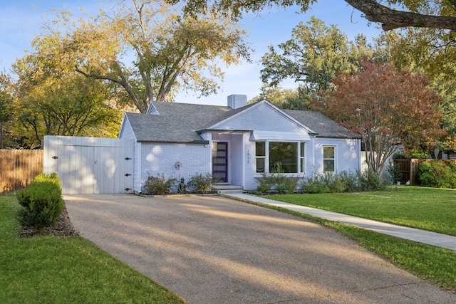 view of front facade featuring a front yard