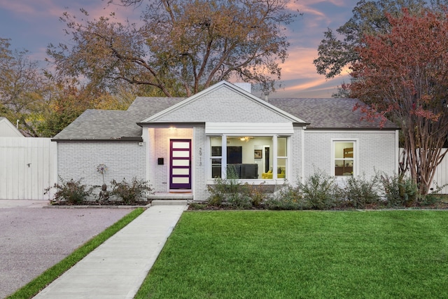 view of front of property featuring a lawn