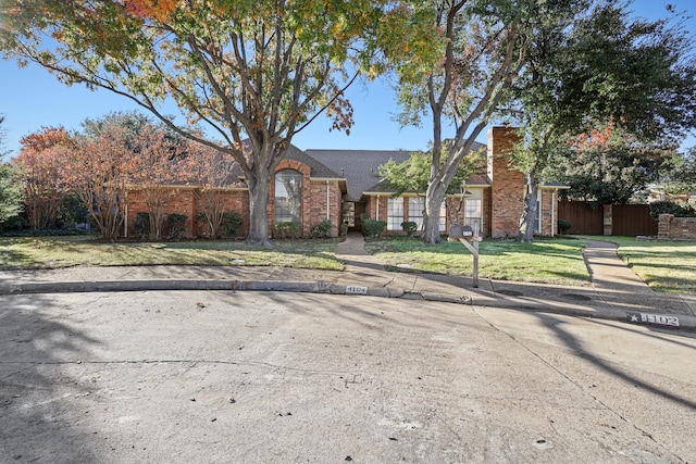 ranch-style house featuring a front yard