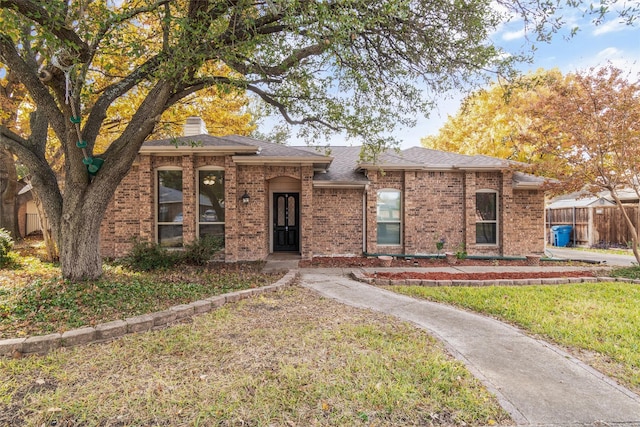 view of front facade featuring a front yard