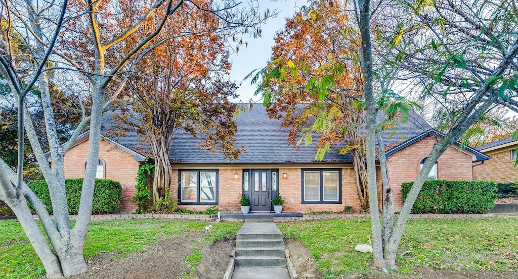 view of front of property with a front yard