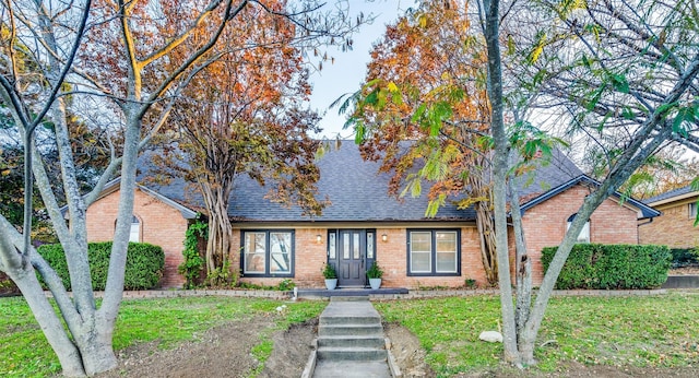 view of front of property with a front yard