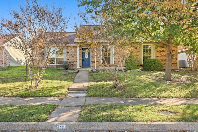 view of front of property featuring a front lawn