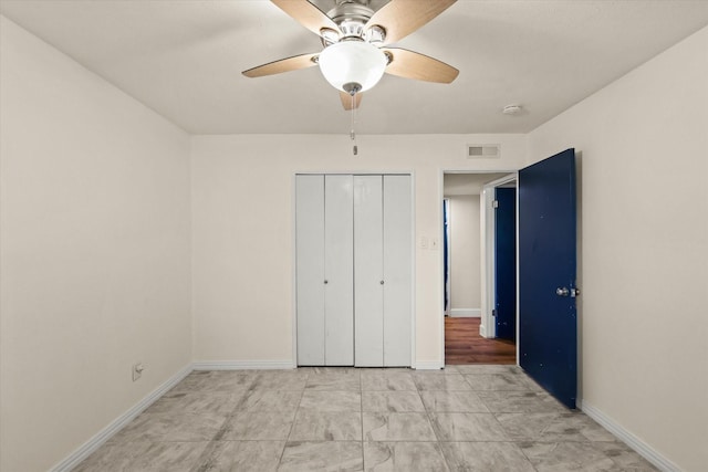 unfurnished bedroom with ceiling fan and a closet