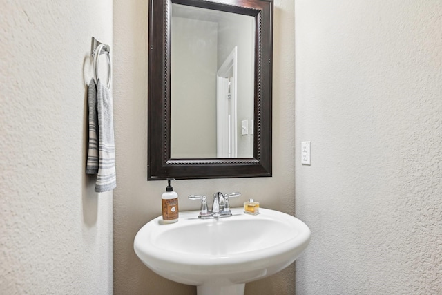2812 Merry View Ln, Fort Worth, TX 76120 - bathroom featuring a textured wall and a sink