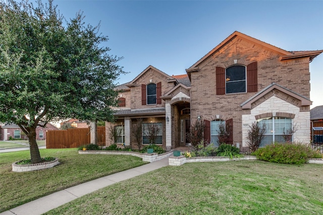 view of front of home featuring a front yard