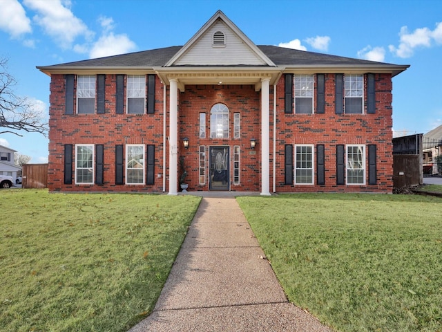 view of front of house featuring a front lawn