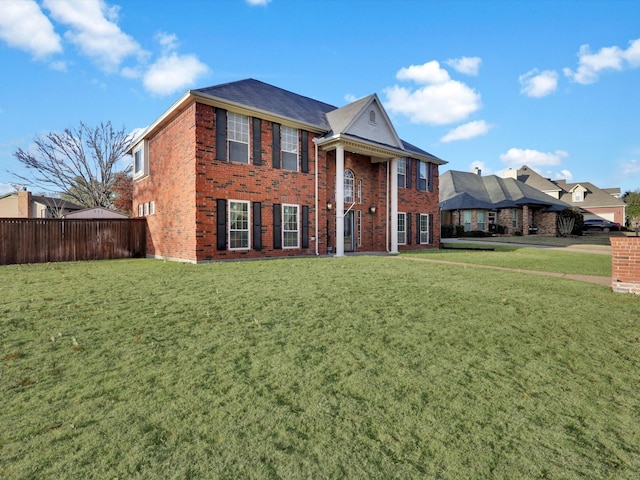 view of front of property featuring a front lawn