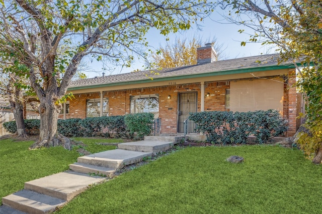 ranch-style house featuring a front yard