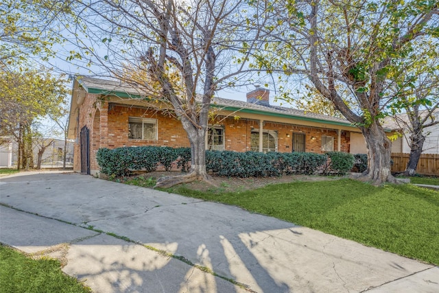 single story home with a front lawn