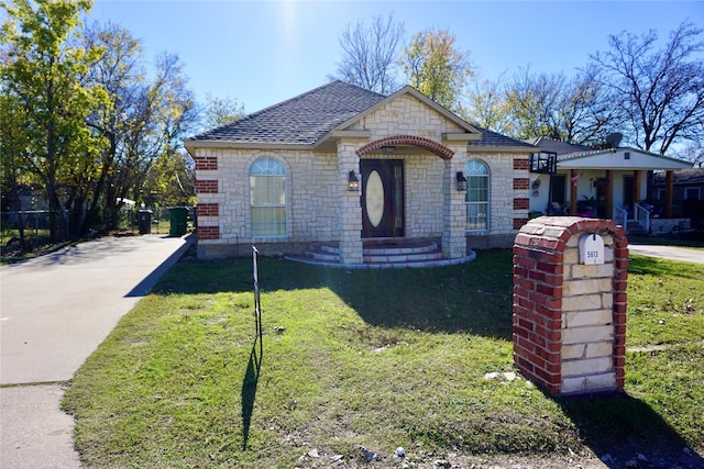 view of front facade with a front lawn