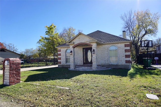 view of front of house featuring a front yard