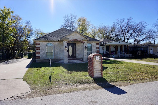 view of front of property featuring a front lawn