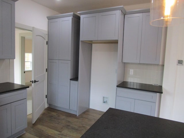 kitchen with tasteful backsplash and dark hardwood / wood-style floors