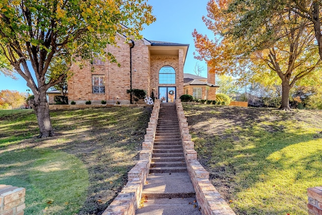 view of front facade featuring a front lawn