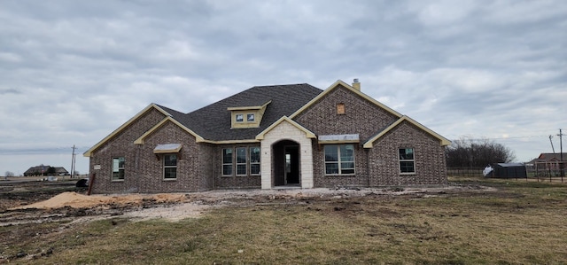 view of front of property with a front yard