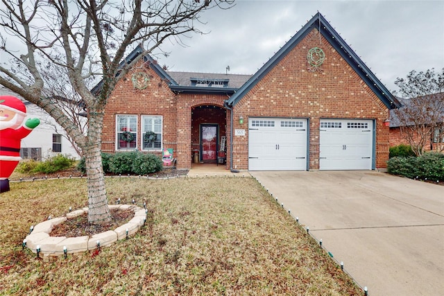 view of front facade featuring a front lawn and a garage