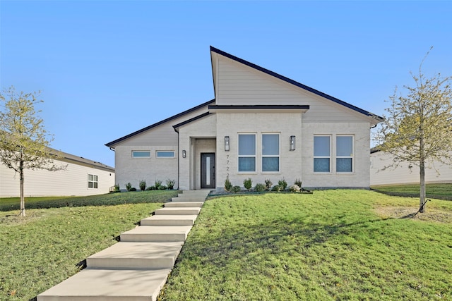 view of front of property featuring a front yard