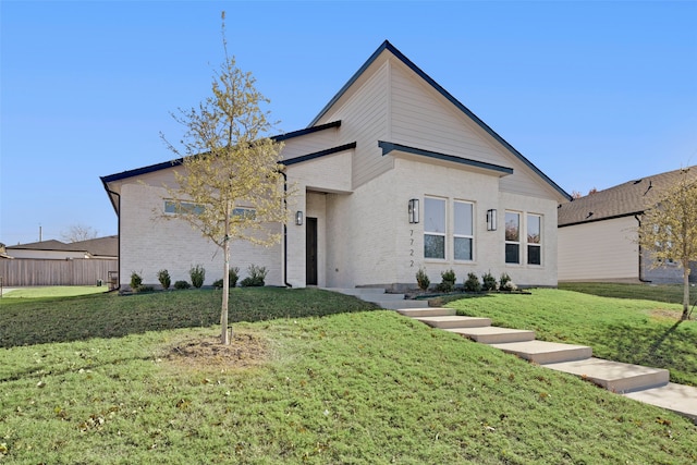 view of front facade featuring a front yard