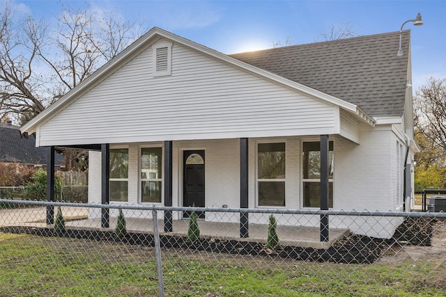 view of front of house featuring a front yard