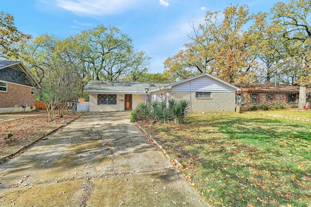 ranch-style house featuring a front lawn