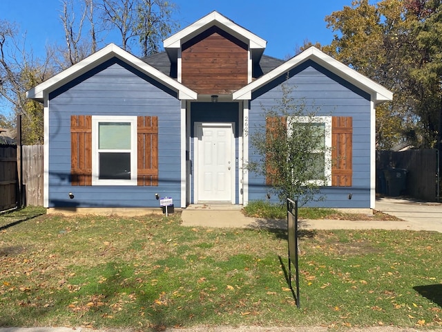 view of front facade featuring a front yard