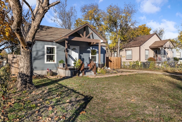 bungalow featuring a front lawn