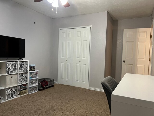 office area with ceiling fan, carpet floors, and a textured ceiling